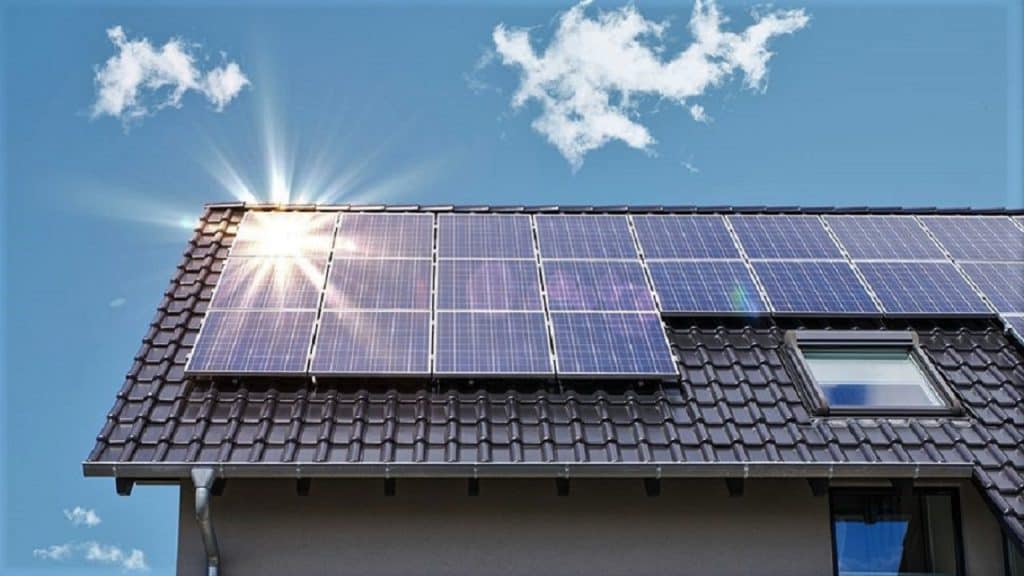 Aurinkoenergia alentaa sähkölaskua