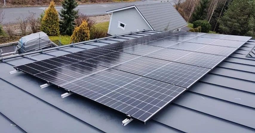 Aurinkosähköjärjestelmä omakotitalon katolla