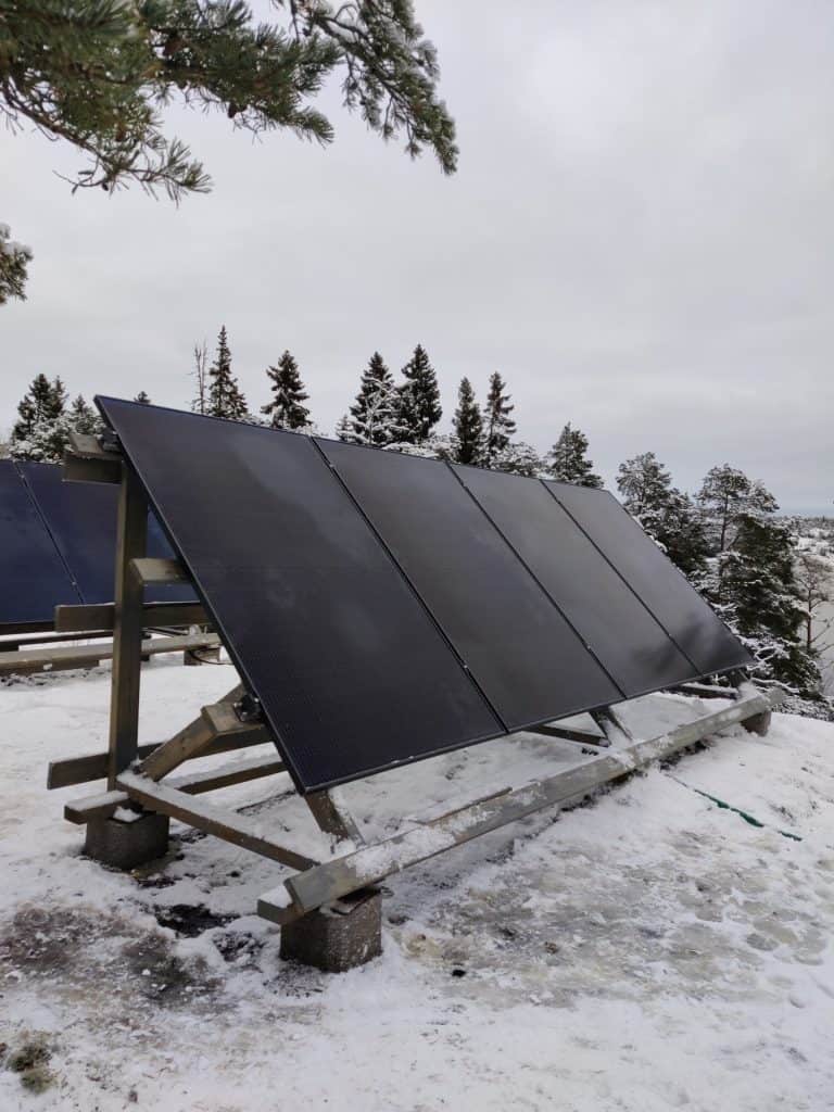 Paneelit asennettuna asiakkaan maatelineisiin (1)