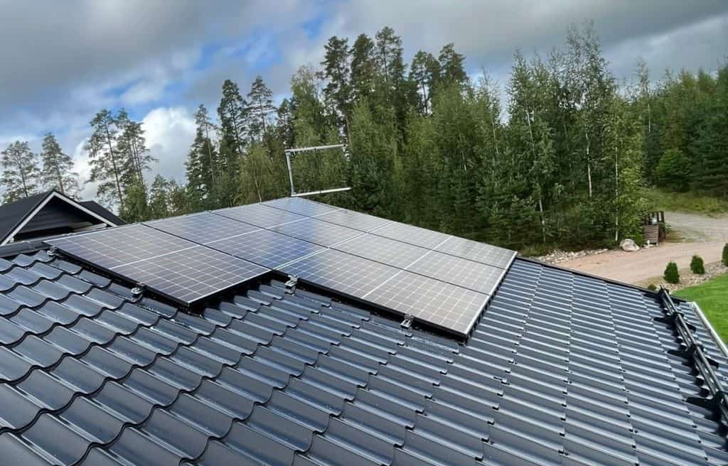 Aurinkopaneelit kattohuolto