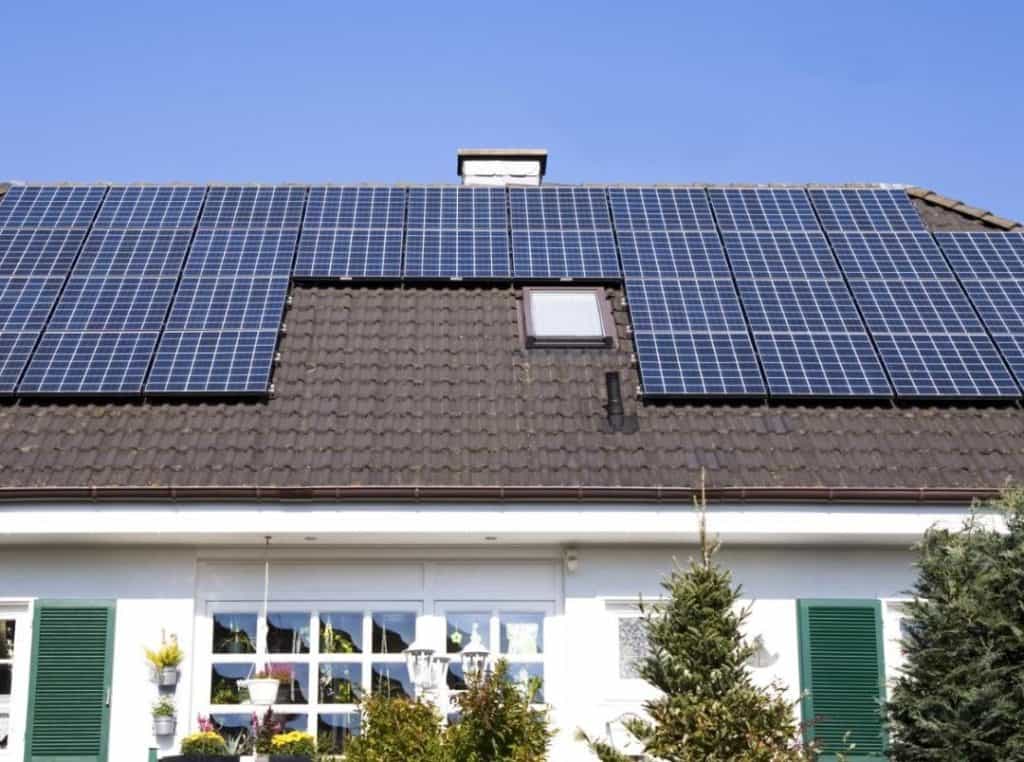 Aurinkopaneelit tiilikatolle