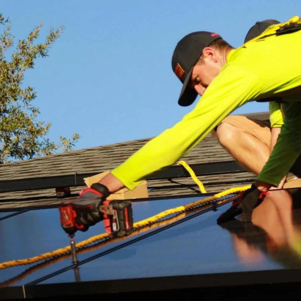 Aurinkopaneelien asennus