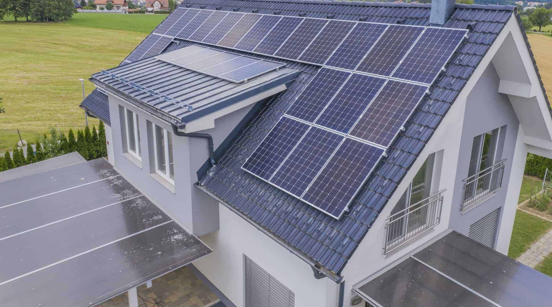 Aurinkopaneelien asennus