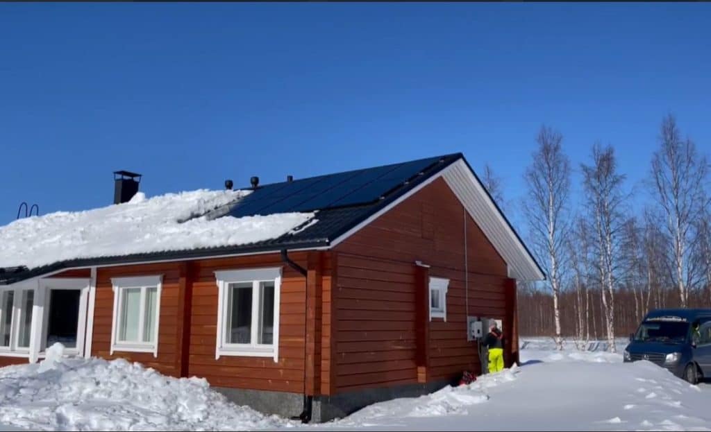 Aurinkopaneelit talvella Suomessa